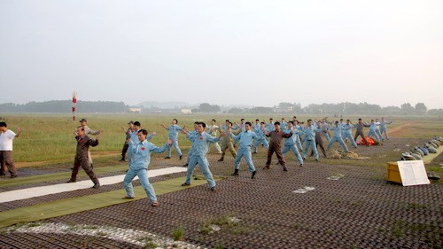 Cán bộ, chiến sĩ đội Đặc nhiệm chống khủng bố khởi động trước một chuyến nhảy dù - Ảnh: Đoàn Đặc công hải quân 126 cung cấp