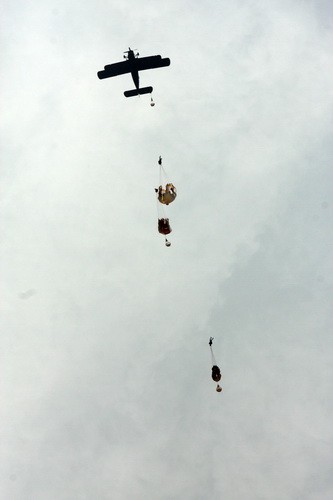 Máy bay đổ bộ AH2 thả quân nhảy dù trong bài huấn luyện đổ bộ - Ảnh: Đoàn Đặc công hải quân 126 cung cấp