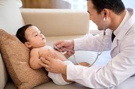 Để hạn chế những tác hại của bệnh gây ra, đối vơi trẻ nhỏ khi thấy ho, sốt... cần đưa đi khám sớm để tránh bệnh chuyển nặng. Xem thêm: Kinh nghiệm hay/ Thuốc hay/ Thực phẩm tốt cho sức khỏe