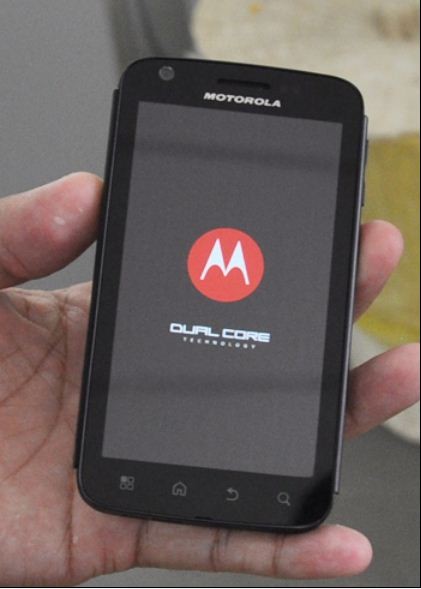Motorola Atrix 4G bộ xử lý lõi kép 1GHz dual-core Tegra và là thiết bị Android mạnh mẽ với bộ nhớ RAM lên tới 1 GB. Máy được trang bị camera 5 megapixel với đèn flash LED, quay video 720p