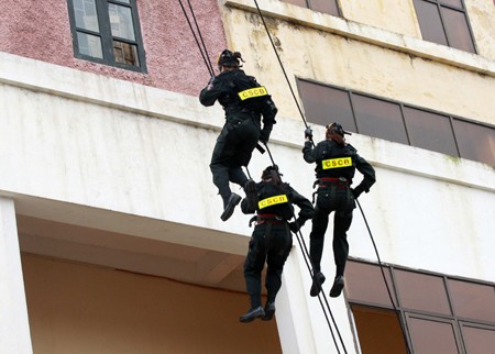 Cảnh sát cơ động luyện tập tình huống giả định "leo tường cao, đột nhập vào nơi bọn bắt cóc cầm giữ con tin".