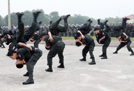 Cảnh sát cơ động luyện tập, trình diễn võ thuật