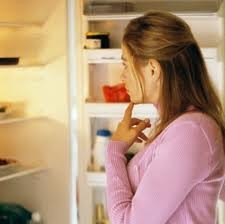 8. Ăn đồ ăn lạnh: Những thức ăn hoặc đồ uống lạnh sau khi đi vào dạ dày sẽ làm nhiệt độ trong dạ dày giảm đi rõ rệt. Các mao mạch trong thành dạ dày sẽ co lại ảnh hưởng trực tiếp tới khả năng tiếp nhận cũng như co bóp để tiêu hoá thức ăn.