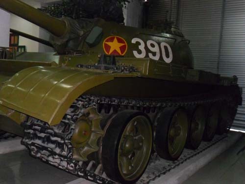 Xe tăng T59 – Số hiệu 390, thuộc Đại đội tăng 4, Lữ đoàn 1. Đây là 1 trong những chiễ tăng đầu tiên húc đổ Dinh độc lập Ngụy quyền Sài Gòn trưa ngày 30/4/1975.