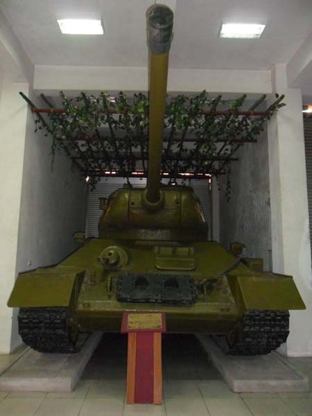 Xe tăng T34 – Số hiệu 114 đây là chiếc xe đã tiếp đất đầu tiên trên lãnh thổ Việt Nam vào lúc 18h33’ ngày 13/7/1960