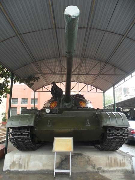 Xe tăng T59 - Số hiệu 995, thuộc Đại đội 1, trung đoàn xe tăng 203, chiếc xe tăng này đã lập thành tích xuất sắc, bắn cháy 2 xe tăng địch trong chiến đấu bảo vệ cảng Cửa Việt từ ngày 26 đến ngày 31 tháng 1 năm 1973.