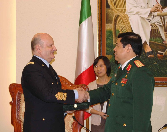 Đại tướng Phùng Quang Thanh và Ngài Claudio Debertolis, Tổng thư ký Quốc phòng Cộng hòa Italia. Ảnh: Nguyễn Hòa