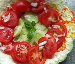 Món salad Cà chua: Giàu chất Lycopence, một chất chống oxy hóa nên ăn cà chua có khả năng chống lại các bệnh ung thư. Cà chua cũng xung cấp vitamin A (giúp mắt sáng), vitamin C (tăng cường hệ miễn dịch) và chất kali (giúp giảm huyết áp). Ảnh: cookingpanda