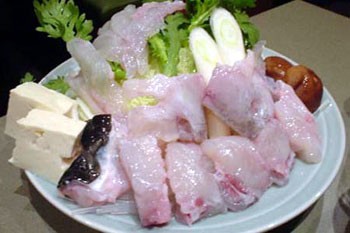 Cá Fugu: Cá Fugu thường được dùng trong các dịp đặc biệt vì nó được coi là một loại cá sang ở Nhật. Vậy tại sao lại nói cá Fugu là một trong những loại hải sản không tốt? Đó là vì trong cá Fugu có chứa loại độc tố nguy hiểm chết người. Nếu bạn sơ chế và chế biến không đúng, không sạch sẽ đảm bảo vệ sinh thì chất độc đó có thể gây tử vong bất kỳ người nào ăn phải. Ảnh Xaluan.com