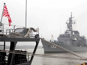 Tàu khu trục Nhật Bản cập cảng Chùa Vẽ. (Ảnh: Hoàng Ngọc/Vietnam+)