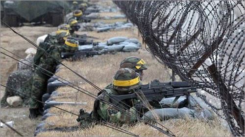 Lực lượng lính thủy đánh bộ Hàn Quốc tập trận trên đảo Yeonpyeong vào tháng 11/2011 (Ảnh: Getty)
