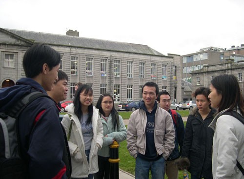 Các bạn du học sinh Việt Nam tại Trường cao đẳng Robert Gordon (Anh) đang trao đổi kinh nghiệm sau giờ học.(Ảnh tuổi trẻ)