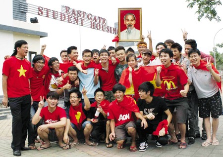 Du học sinh Việt Nam tại Indonexia trước khi vào sân cổ vũ đội tuyển bóng đã U23 Việt Nam tại Seagame 26 (Ảnh Giadinhnet)