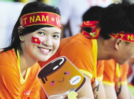 Du học sinh Việt Nam tại Indonexia. Trong ảnh là bạn Tâm Hiền với nụ cười rạng rỡ trên khán đài Bung Karno tại Seagame 26.(Ảnh Giadinhnet)