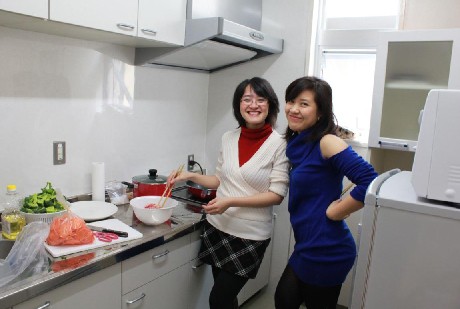 Du học sinh Việt Nam tại Nhật Bản vào bếp sau giờ học (Ảnh Dantri)
