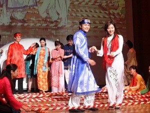 Du học sinh tại Việt Nam tại Nhật Bản đang biểu diễn tiết mục văn nghệ múa sạp(Ảnh TTXVN)