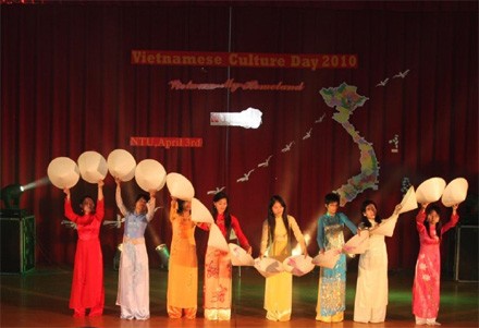 Du học sinh Việt Nam tại Đài Loan trong trang phục truyền thống áo dài đang biểu diễn văn nghệ. Đây là một trong những hình ảnh đẹp nhằm quảng bá văn hóa Việt Nam(Ảnh Dân Trí)