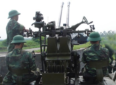 Sử dụng thiết bị kiểm tra huấn luyện xạ kích trong huấn luyện tại Lữ đoàn 214 (Quân khu 3).