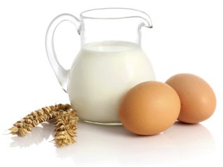 Sữa và trứng - Ảnh: Shutterstock