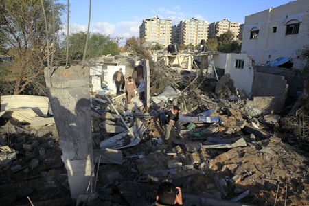 Hiện trường vụ oanh tạc của Ixraen xuống thành phố Gaza, ngày 9/12/2011. Ảnh: AFP/TTXVN