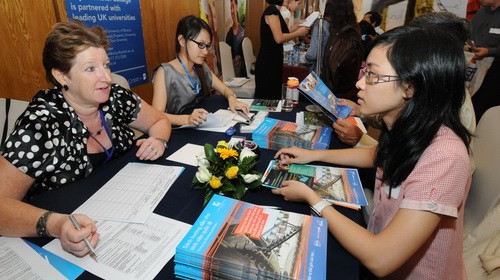 Bạn trẻ tìm hiểu thông tin du học tại một ngày hội tư vấn du học tổ chức ở TP.HCM ngày 3-3-2012 - Ảnh: Minh Đức