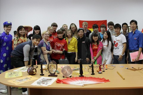 Du học sinh Việt Nam tại Nga đang giới thiệu cho bạn bè Nga về truyền thống văn hóa Việt (Ảnh Vnexpress)