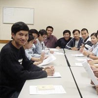 Du học sinh Việt Nam tại Pháp đang trao đổi kinh nghiệm học tâp(Ảnh Việt Báo)