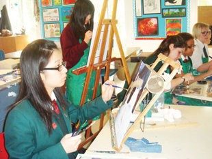 Các du học sinh Việt Nam tại Canada trong giờ học nghệ thuật của Trường Queen Margaret tại Victoria, thủ phủ tỉnh bang British Columbia.(Ảnh : T.Ngân/Ketnoi.com)