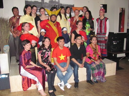 Nhóm sinh viên học chuyên ngành Đông Nam Á ở ĐH Passau, Đức đón mừng năm mới Nhâm Thìn 2012 (Ảnh Tuổi trẻ)