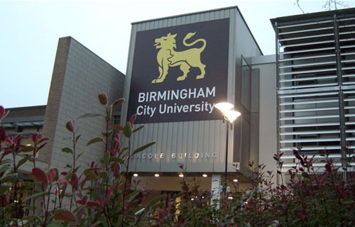 Từ lâu các trường Đại học ở anh đã là điểm đến hấp dẫn và thú vị của các du học sinh Việt nam nói riêng cũng như toàn thế giới nói chung. Các trường đại học ở Anh không chỉ có cơ sở vật chất đầy đủ, chất lượng giảng dạy tốt mà còn có khuân viên sạch, đẹp… Hãy cùng điểm lại một số trường Đại học nổi tiếng ở Vương quốc Anh để có những thông tin bổ ích khi bạn chọn Anh là địa điểm du học. (Trường Đại học Birmingham City được thành lập vào tháng 3 năm 1992. Trường được thành lập trên cơ sở thống nhất các học viện nhỏ hơn ở Birmingham để tạo nên lực lượng giáo dục chính mà trường có hiện nay.)