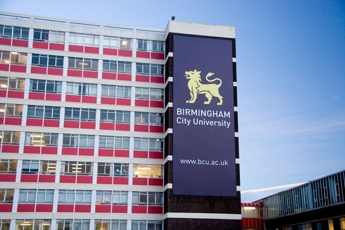 Đại học Birmingham City được xếp hạng cao nhất trong số các trường đại học mới với hơn 25.000 sinh viên, trong đó có 500 sinh viên quốc tế đến từ 80 quốc gia và hơn 300 khóa học các chuyên ngành cho các sinh viên lựa chọn.