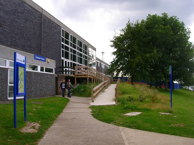 Trường Đại Học Brighton có môi trường học tập thân thiện nằm gần bờ biển phía nam của nước Anh với 21,000 sinh viên đang theo học tại trường, trong đó hơn 2, 000 sinh viên quốc tế đến từ 143 quốc gia khác nhau.