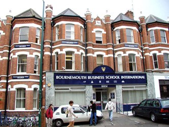 Đại học Bournemouth là một học viện hiện đại và có nhiều đổi mới với 6 chuyên ngành nổi bật tập trung vào lĩnh vực giáo dục và mang đến cho sinh viên con đường dẫn đến cuộc sống trong các lĩnh vực chuyên nghiệp.