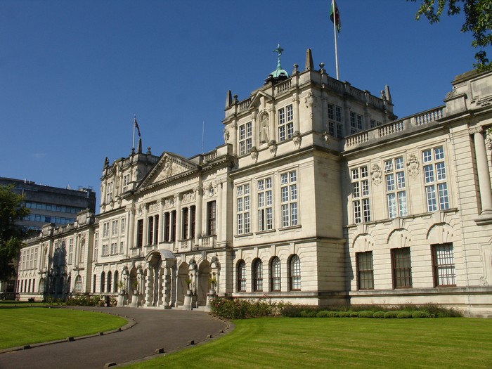 ĐH Cardiff được thành lập từ năm 1883, nằm ngay tại trung tâm của Thủ phủ xứ Wales, Anh Quốc, có tổng cộng 25 ngàn sinh viên đang học tập và nghiên cứu, trong đó có 5 ngàn sinh viên theo học chương trình thạc sĩ và tiến sĩ. Hiện nay số sinh viên nước ngoài theo học tại ĐH Cardiff chiếm 17%.