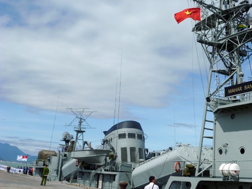 Quốc kỳ Việt Nam và quốc kỳ Myanmar tung bay trên hai tàu khu trục UMS MAHAR BANDOOLA và UMS MAHAR THIHA THURA