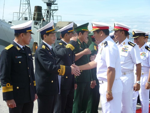 Tàu UMS MAHAR THIHA THURA do Đại tá Moe Aung làm chỉ huy trưởng và thuyền trưởng là Trung tá Zwe Win Myint. Đây cũng là tàu khu trục loại nhỏ có số lượng sĩ quan, thuỷ thủ và các thông số kỹ thuật y hệt tàu UMS MAHAR BANDOOLA. (Trong ảnh: Chỉ huy của hai tàu khu trục Myanmar (áo trắng) chào đại diện lãnh đạo Bộ Tư lệnh Hải quân Việt Nam và Vùng 3 Hải quân)