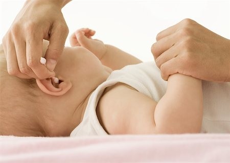 Lấy tăm bông lau ống tai cho trẻ có thể đẩy ráy tai vào sâu hơn