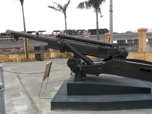 Lựu pháo 105mm M102: Sản xuất năm 1964 tại Hoa Kỳ, đã tham gia các cuộc chiến tranh Việt Nam, Chiến tranh Vùng Vịnh, Chiến tranh Iraq.