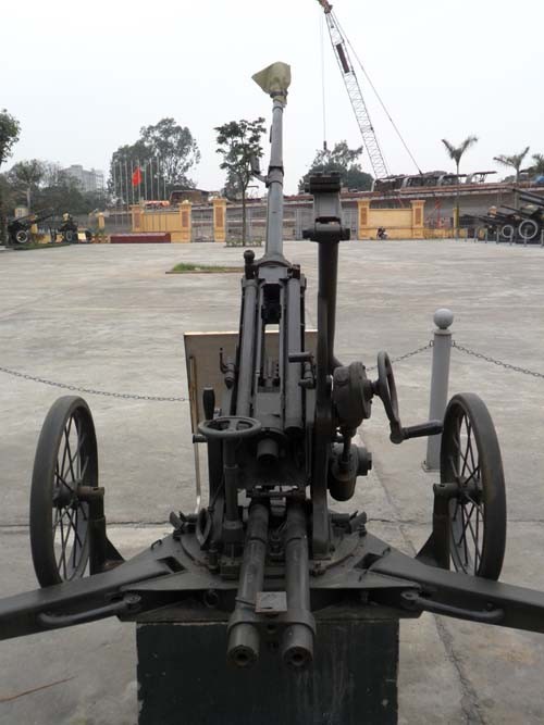 Pháo phòng không 20mm: Pháo được sản xuất tại Trung Quốc. Thông số kỹ thuật: cỡ nòng: 20mm; trọng lượng 480kg; kíp chiến đấu: 3 người; tốc độ băn 450 viên/phút; sơ tốc đạn: 820m/s.