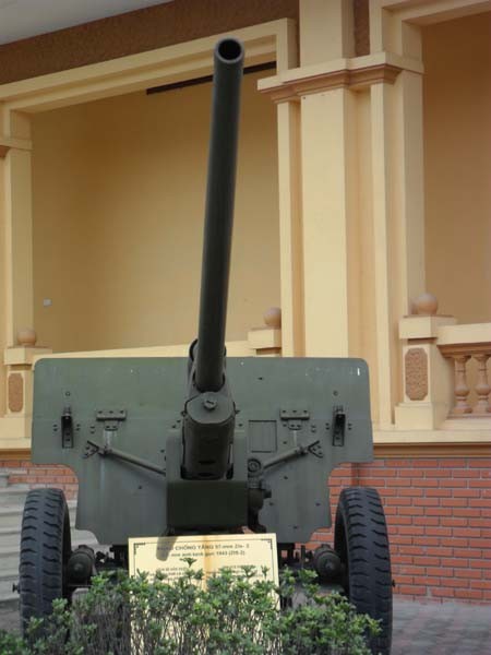 Pháo chống tăng 57 mm Zis-2: Sản xuất năm 1941, 1943 tại Liên Xô; số lượng 10,016 chiếc.