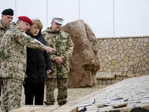 Thủ tướng Angela Merkel (giữa). (Nguồn: asianage.com)
