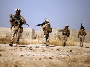 Lính Mỹ tuần tra tại Trikh Nawar, phía đông bắc Marjah, Afghanistan. (Ảnh: AFP/TTXVN)