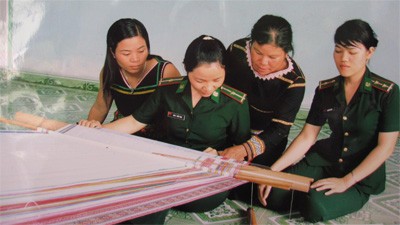 Phụ nữ Bộ đội Biên phòng giúp phụ nữ đồng bào dân tộc thiểu số phát triển nghề dệt truyền thống. Ảnh: Biên Phòng