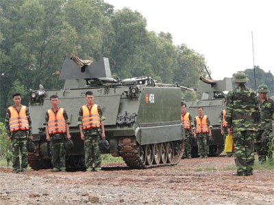 Đội hình thiết giáp của Trung đoàn TTG 22 nhận lệnh xuất kích.