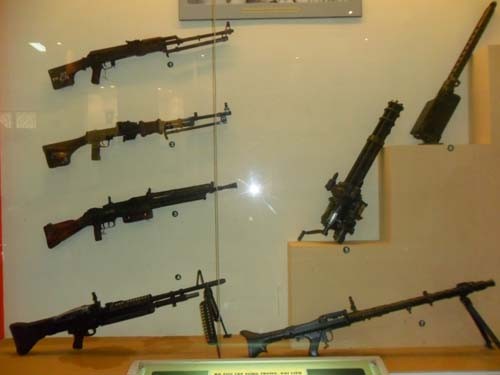 Bộ sưu tập súng Trung và Đại Liên, trong bộ sưu tập gồm có: súng Trung liên RPK, PBA, M24/29 và súng Đại liên: M60, Gun 6 nòng, MG-34…