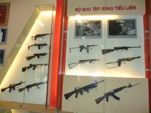 Bộ sưu tập súng tiểu liên, trong bộ sưu tập gồm có: Súng tiểu liên M50, Uzi, AZ, Thomson, AR15 Commando, AK-47, MAS – 49, CMC, M45B, AR15 – M16 ….