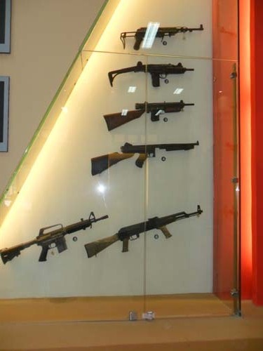 Bộ sưu tập súng tiểu liên, trong bộ sưu tập gồm có: Súng tiểu liên M50, Uzi, AZ, Thomson, AR15 Commando, AK-47, MAS – 49, CMC, M45B, AR15 – M16 ….