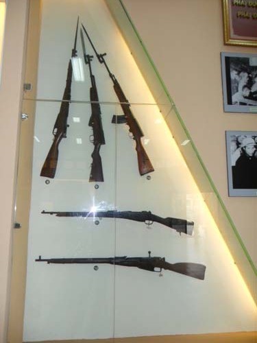 Bộ sưu tập súng trường trong bộ sưu tập gồm có: Súng trường thiện xạ CBA, súng trường M 1017, súng trường thiện xạ M14, súng trường MK1, MAS 1936, CACBIN M2, CACBIN M1, K44, CKC, K63, MAS 1902 …