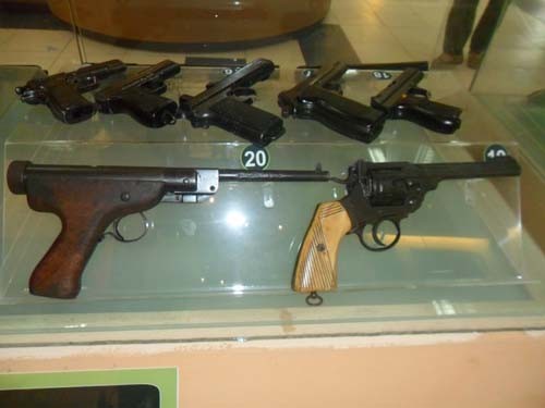 Bộ sưu tập súng ngắn, trong ảnh là các loại súng ngắn ám sát như: ATTRA, RECK và súng ngắn 7,65mm WEBLEY…..