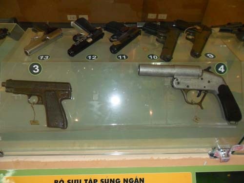 Bộ sưu tập súng ngắn, trong ảnh là các loại súng ngắn ám sát như: WALTHER 6,35mm, súng ngắn 7,65mm MAB, súng ngắn ổ quay 5,56mm RG …